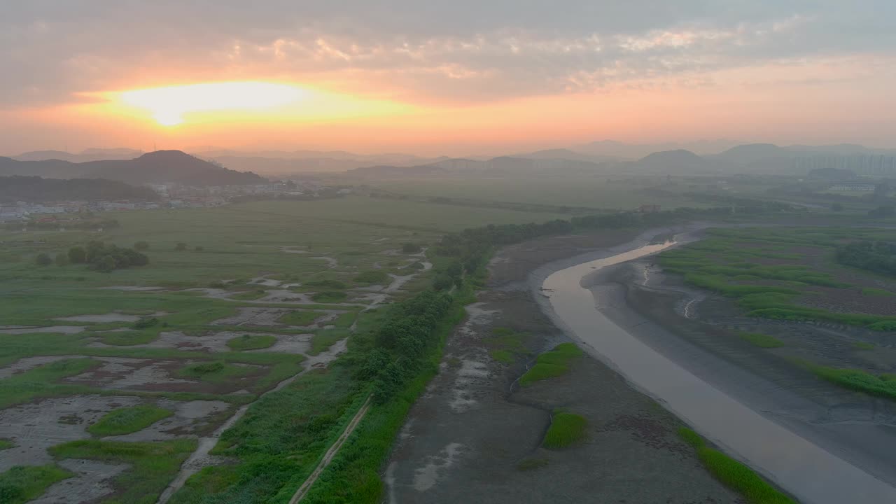 市中心、村庄、农田、潮汐通道、泥滩、早晨、黎明和日出的自然景观，围绕着Misaenguidari(自行车桥)/始兴市，韩国，京畿道视频素材