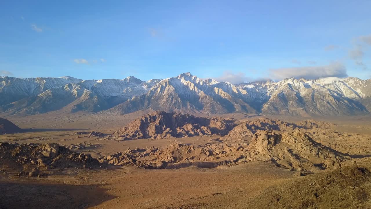 空中下降拍摄的岩石景观和山脉对天空在阳光明媚的一天-阿拉巴马山，加州视频素材