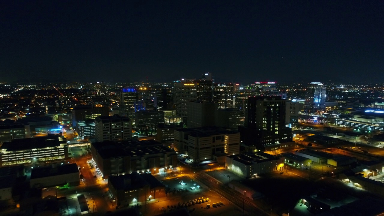 航拍的夜景，无人机在建筑物上对着天空飞行，凤凰城，亚利桑那州视频素材