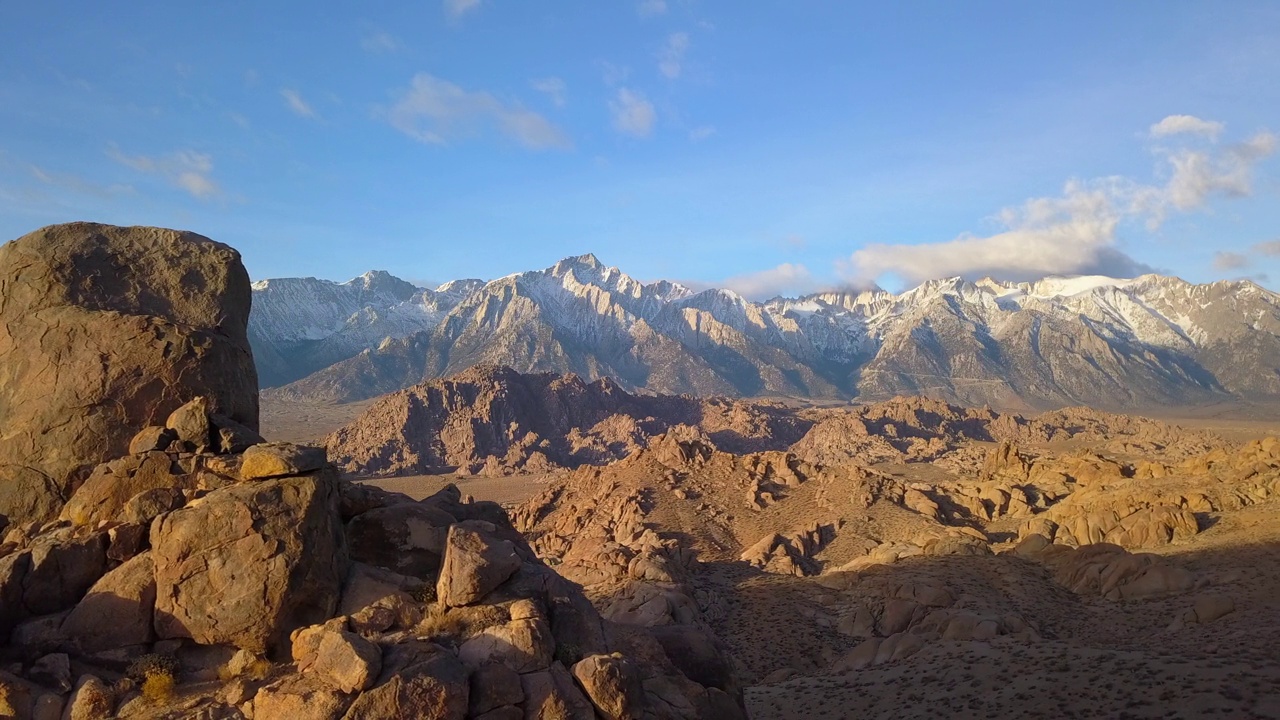 空中平移拍摄的岩石景观对天空在阳光明媚的一天-阿拉巴马山，加州视频素材