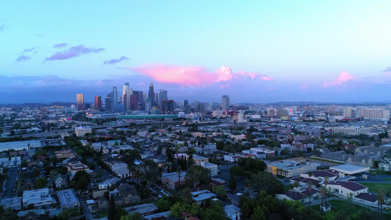 空中拍摄的建筑物在住宅小区对天空在日落-洛杉矶，加利福尼亚视频素材