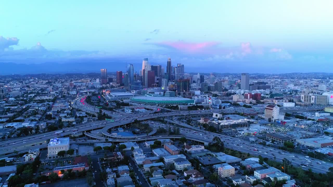 航拍拍摄的车辆在高架道路上移动在城市对天空在黄昏-洛杉矶，加利福尼亚视频素材