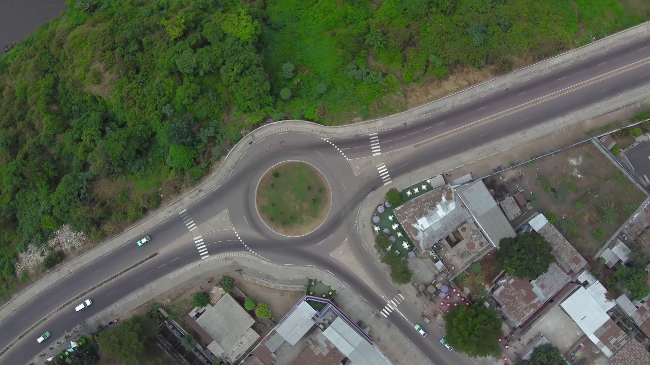 从空中俯瞰道路上的交通和一侧的建筑物视频素材