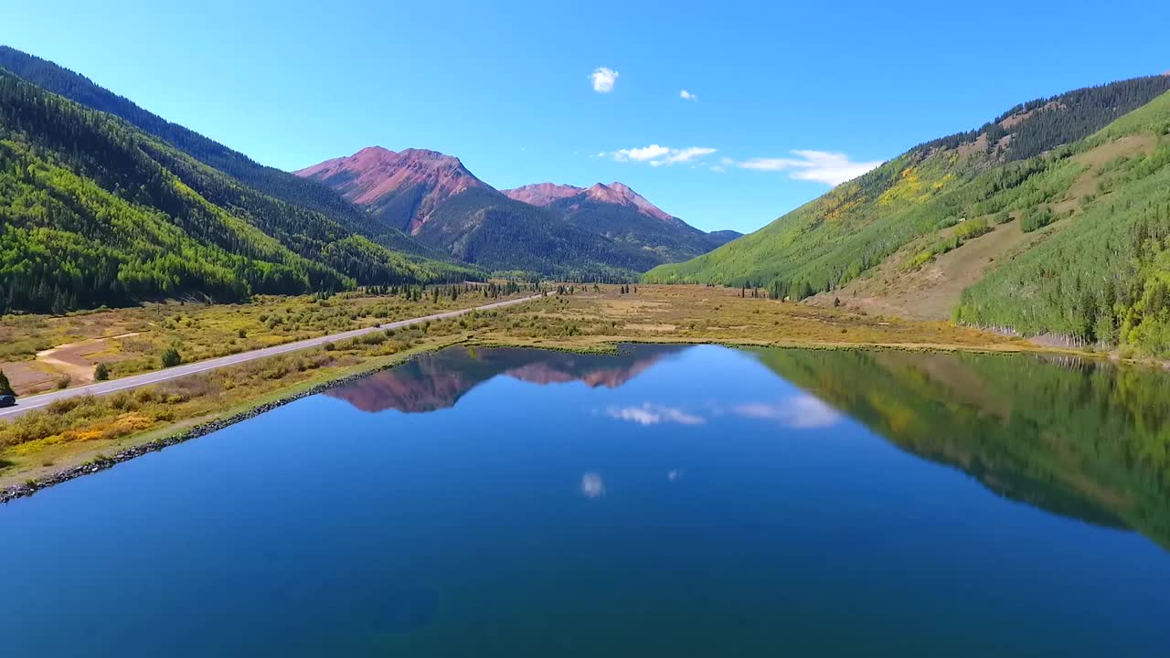 空中俯瞰山谷中的小湖视频素材