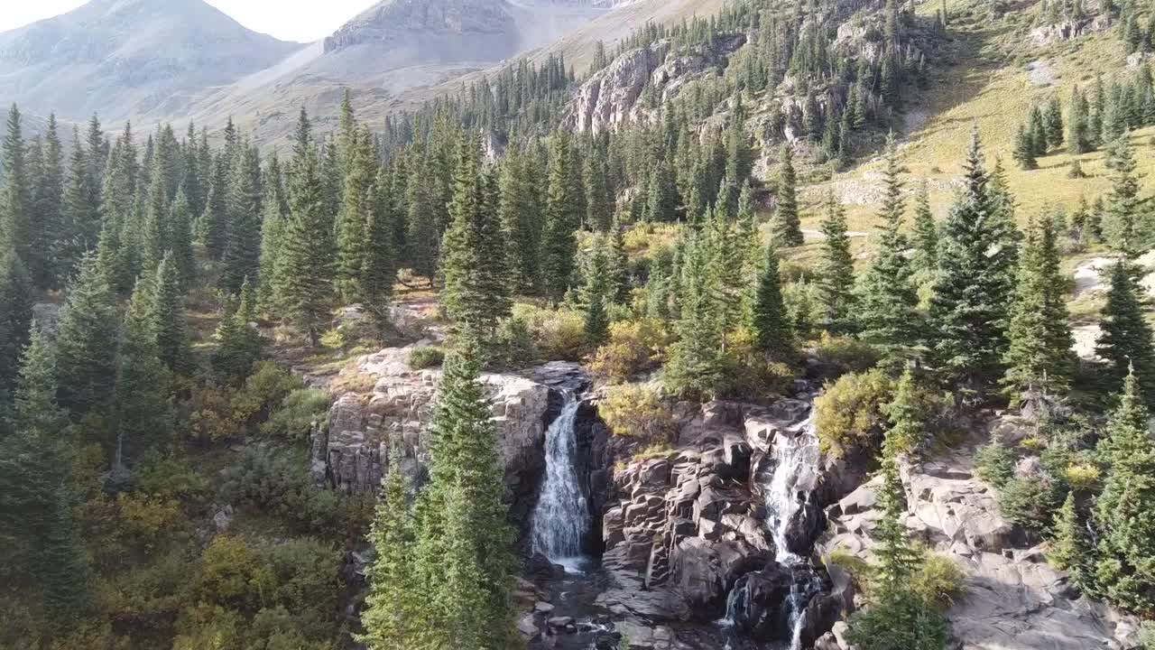 科罗拉多落基山脉大山谷中的两个瀑布航拍图视频素材