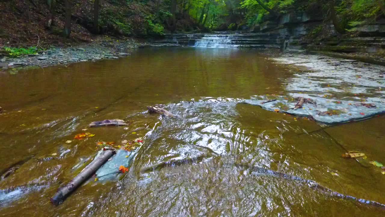 在纽约北部，低空俯瞰河流，沿着峡谷和一对瀑布行走视频素材