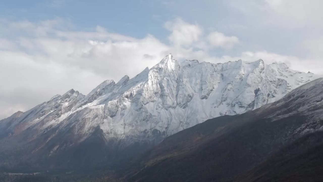 在尼泊尔马纳斯鲁巡回旅行的楚鲁山脉上空的时间流逝视频素材