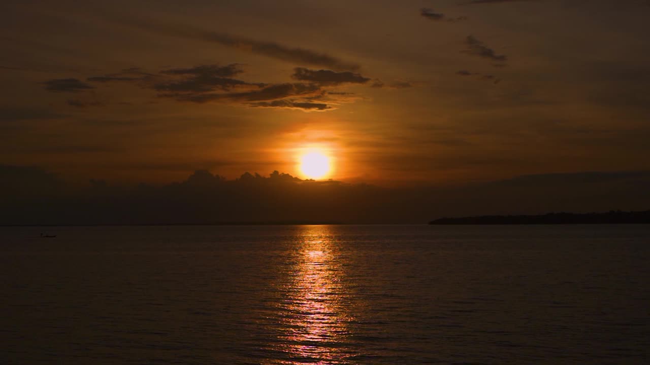 迷人的海景与橙色的日落视频素材