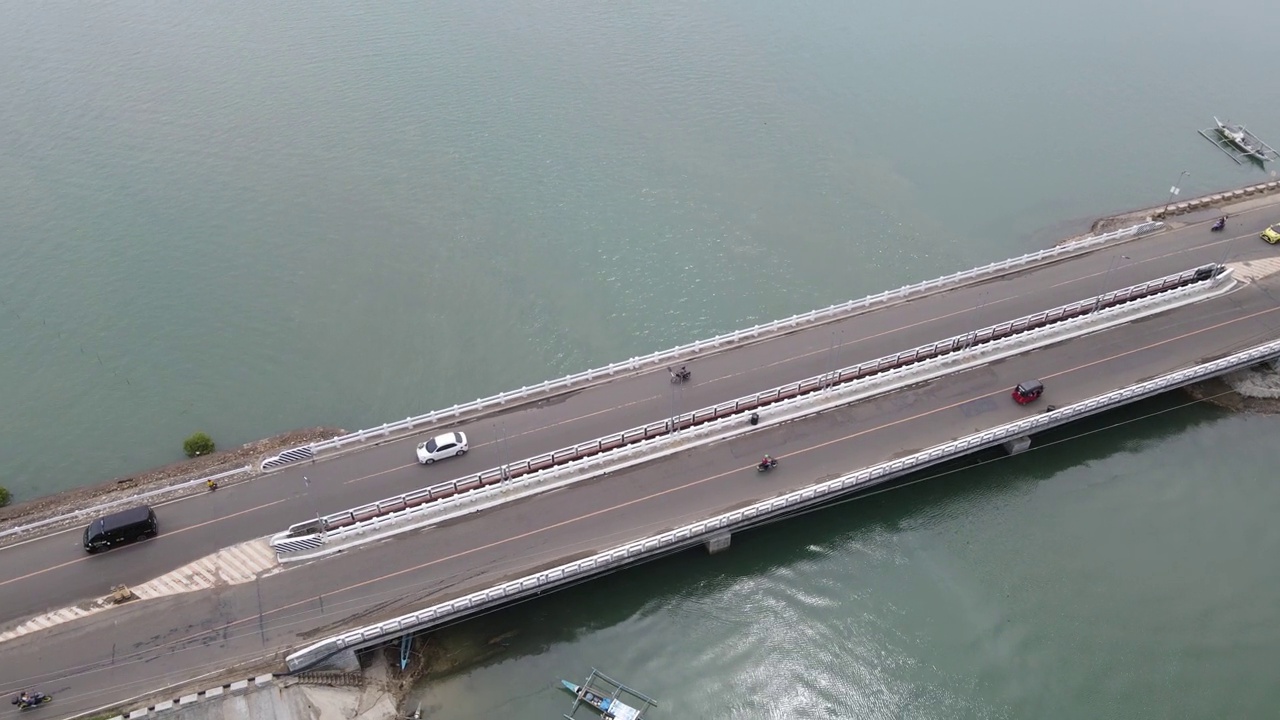 在一个美丽的岛屿上俯瞰海面上的道路视频素材