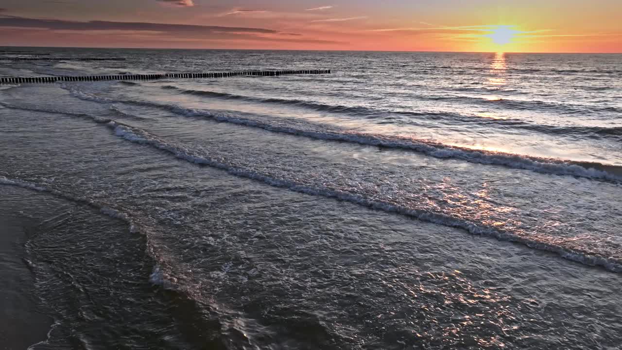 波罗的海有波浪，日落时地平线上有太阳视频素材