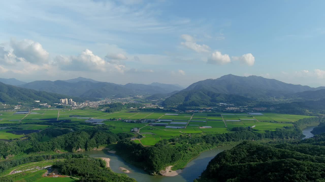 韩国京畿道抱川市，围绕汉汤江、花井渊池塘的山川、农田、乙烯温室、村庄、道路等自然景观视频素材