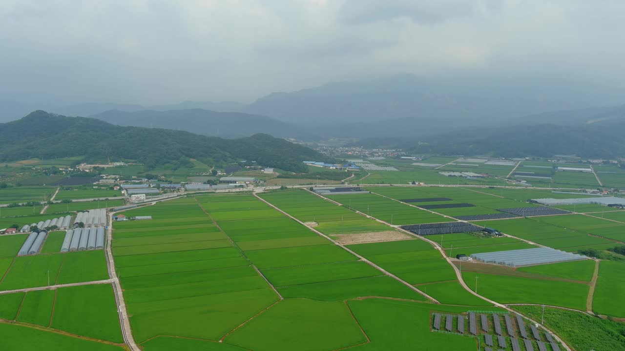 山、农田、乙烯温室、村庄、道路的自然风光/韩国京畿道抱川市视频素材