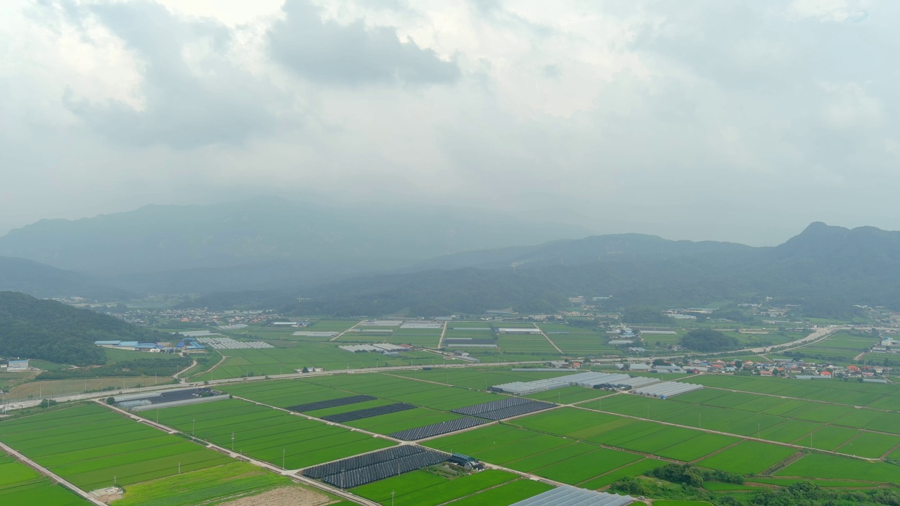 山、农田、乙烯温室、村庄、道路的自然风光/韩国京畿道抱川市视频素材