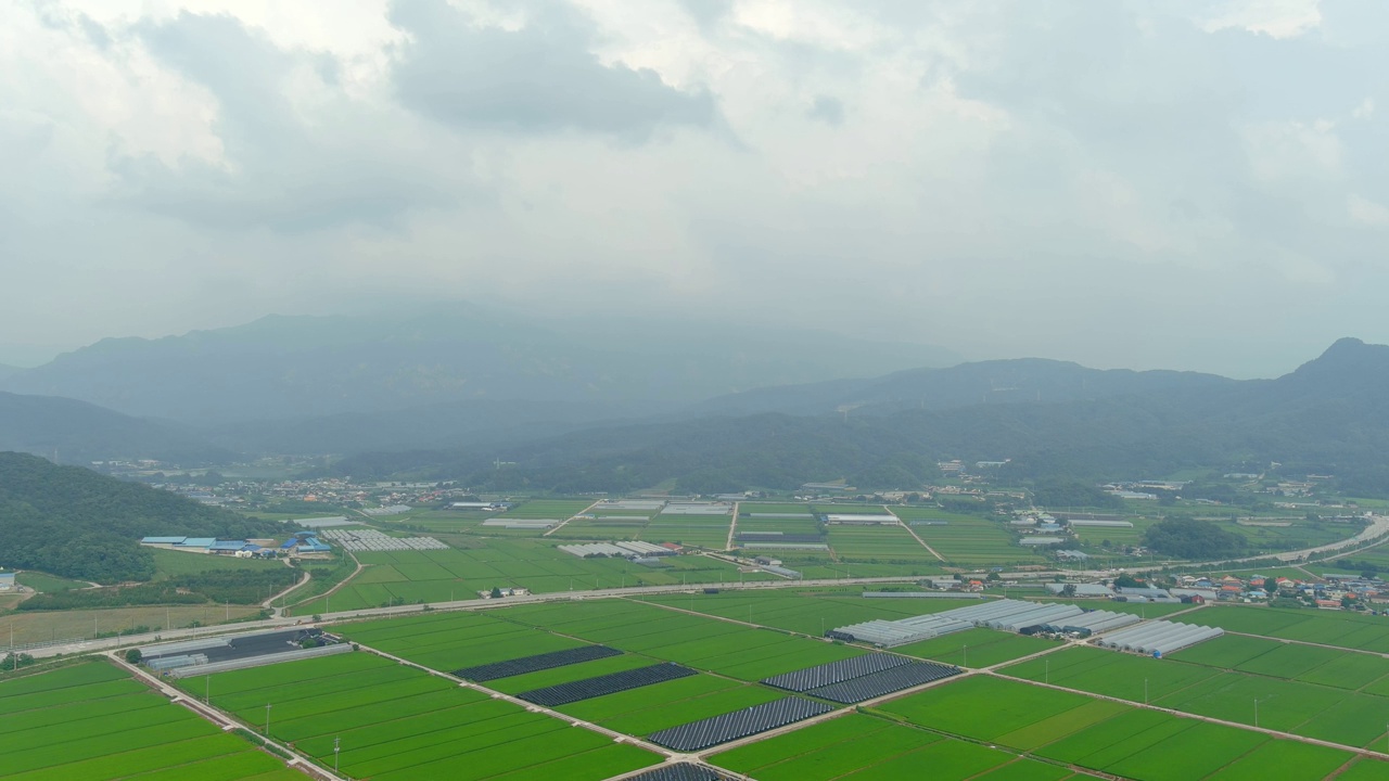 山、农田、乙烯温室、村庄、道路的自然风光/韩国京畿道抱川市视频素材