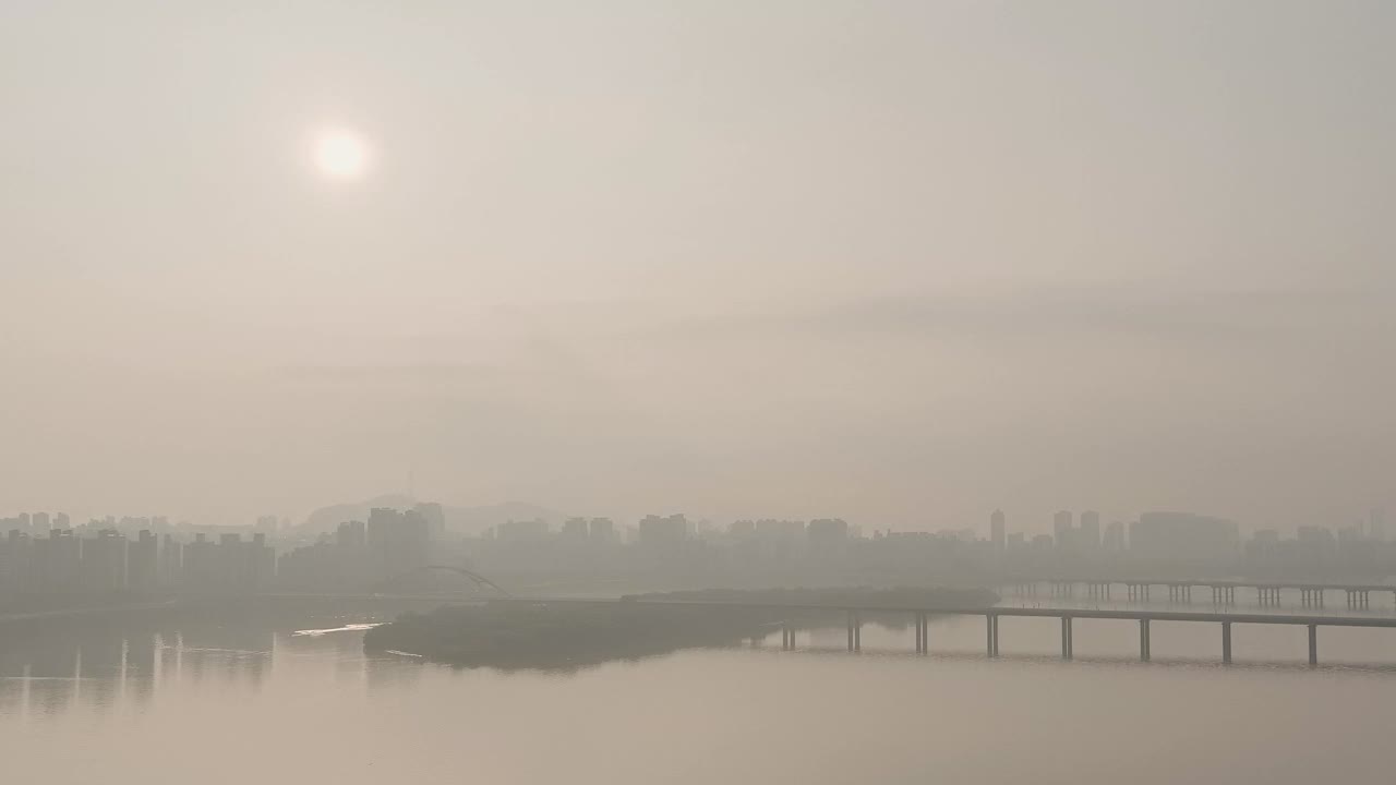 首尔麻浦区汉江、麻浦大桥、西江大桥、岩心、江边高速公路、南山首尔塔等市中心一带，清晨的日出和黎明笼罩着细颗粒物视频素材