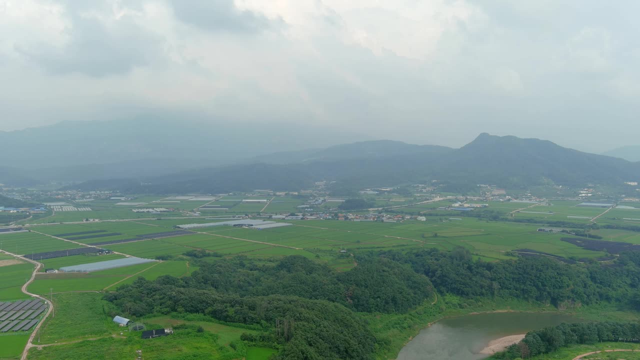 韩国京畿道抱川市，围绕汉汤江、花井渊池塘的山川、农田、乙烯温室、村庄、道路等自然景观视频素材