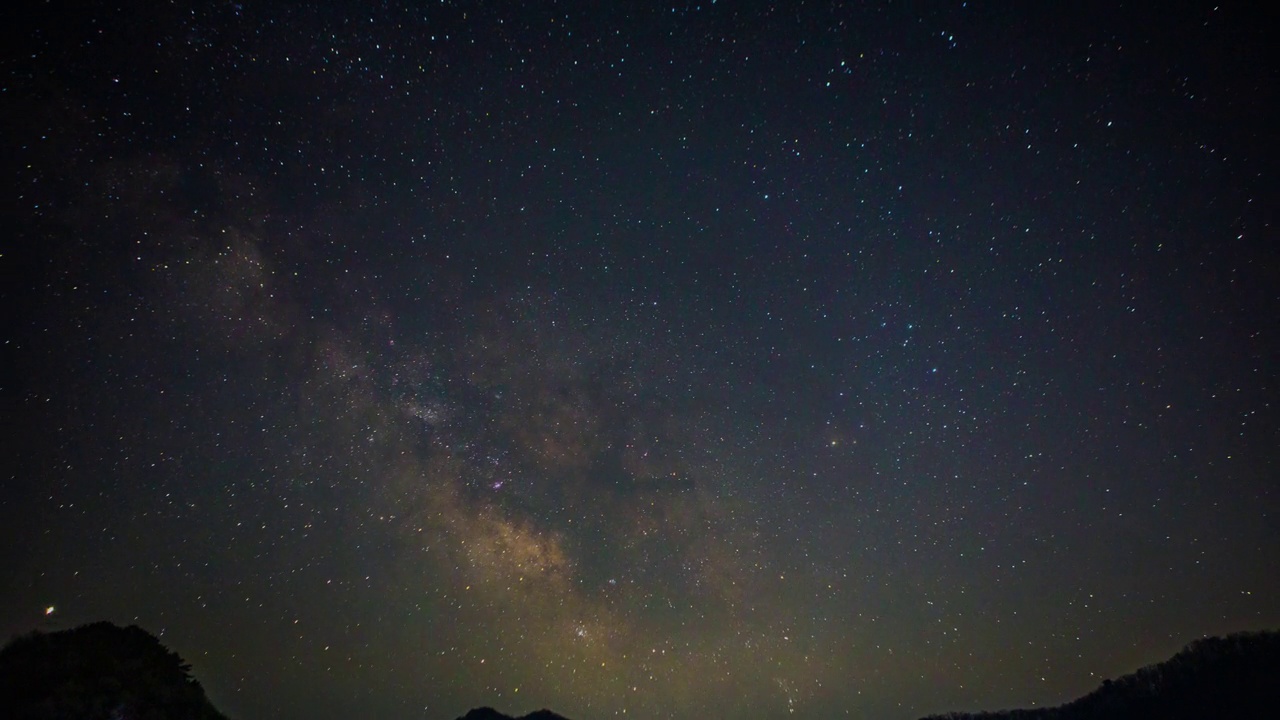 夜空中的星星掠过群山/韩国全罗北道金济市视频素材