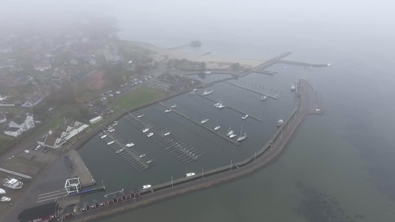 瑞典一个小港口的鸟瞰图。视频素材