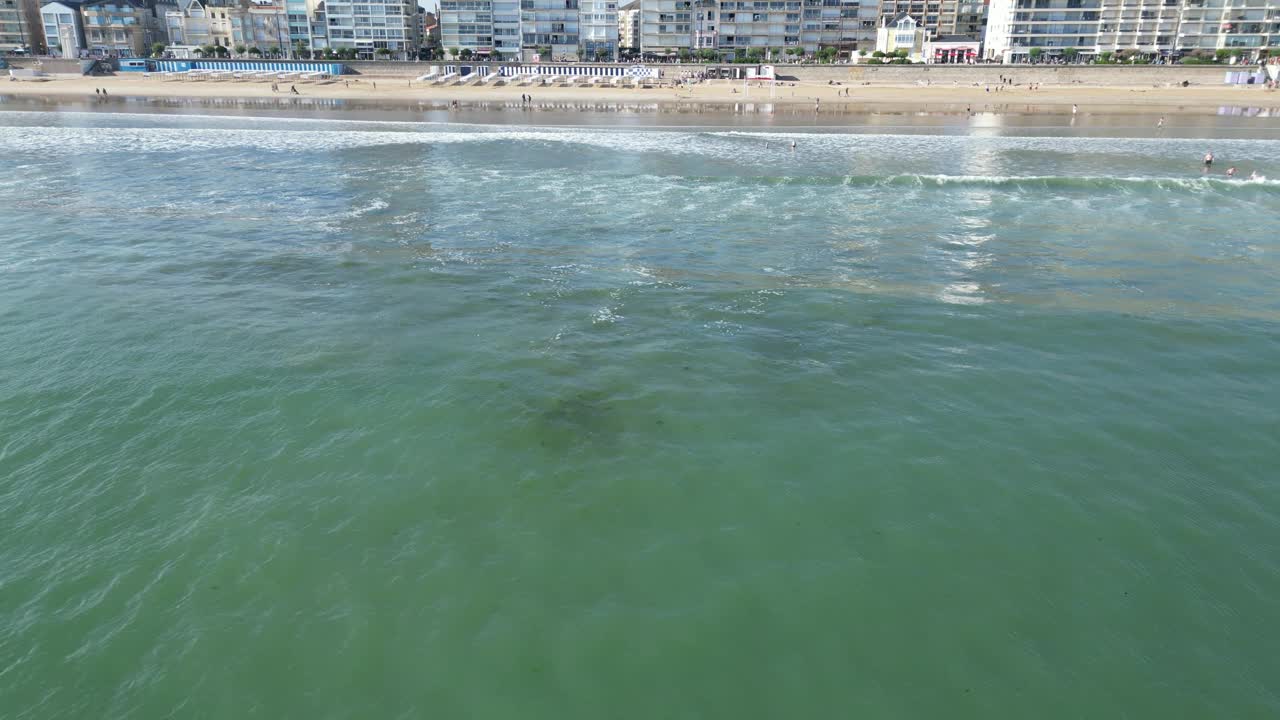 Les Sables-d'Olonne西南法国海滩无人机拍摄于2023年7月，4K格式视频下载