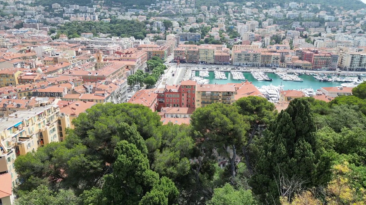 尼斯Côte d'Azur(法国里维埃拉)尼斯城市天际线无人机视图。2023年7月4K版。视频素材