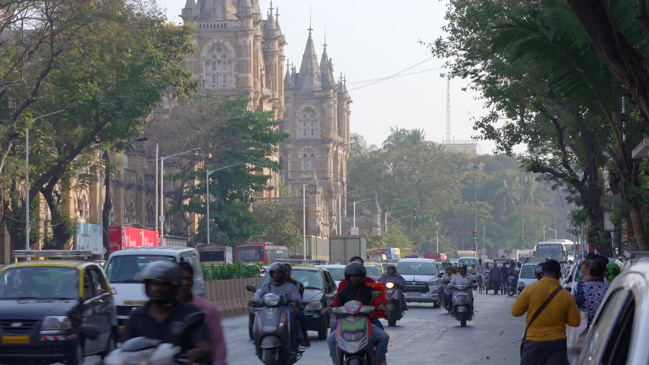 在印度孟买的维多利亚站，历史地标Chhatrapati Shivaji终点站前拍摄显示交通视频素材