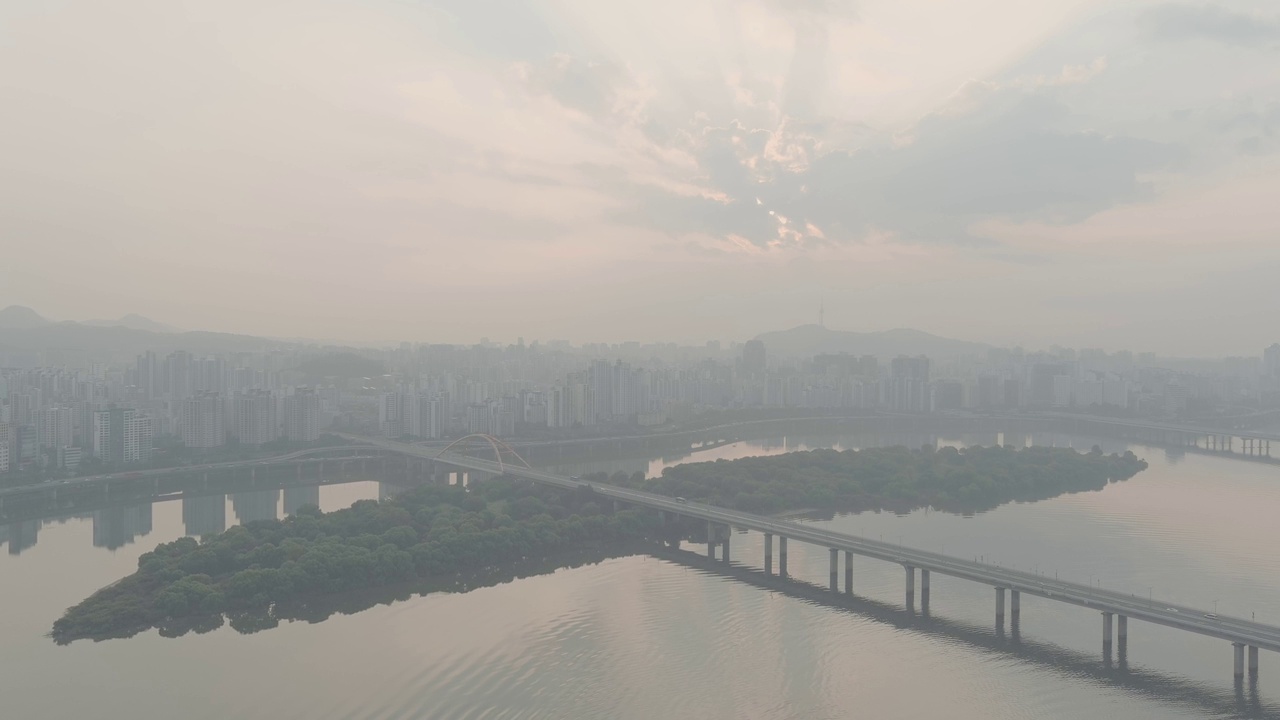 首尔麻浦区永登浦区永登浦区汉江、汝矣岛、麻浦大桥、西江大桥、岩心、汉江公园、江边高速公路、南山首尔塔等地的清晨、黎明、日出都充满了细尘视频素材