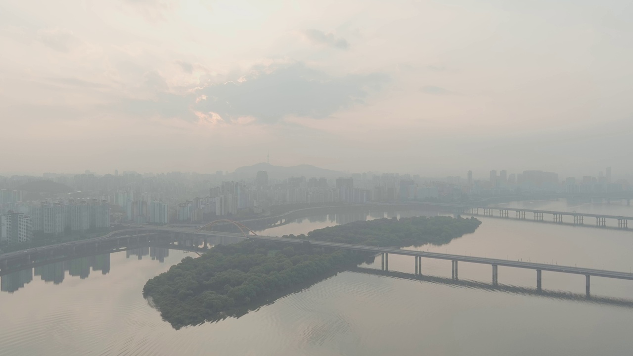 首尔麻浦区汉江、麻浦大桥、西江大桥、岩心、江边高速公路、南山首尔塔等一带的清晨、黎明、日出都弥漫着微细颗粒物视频素材