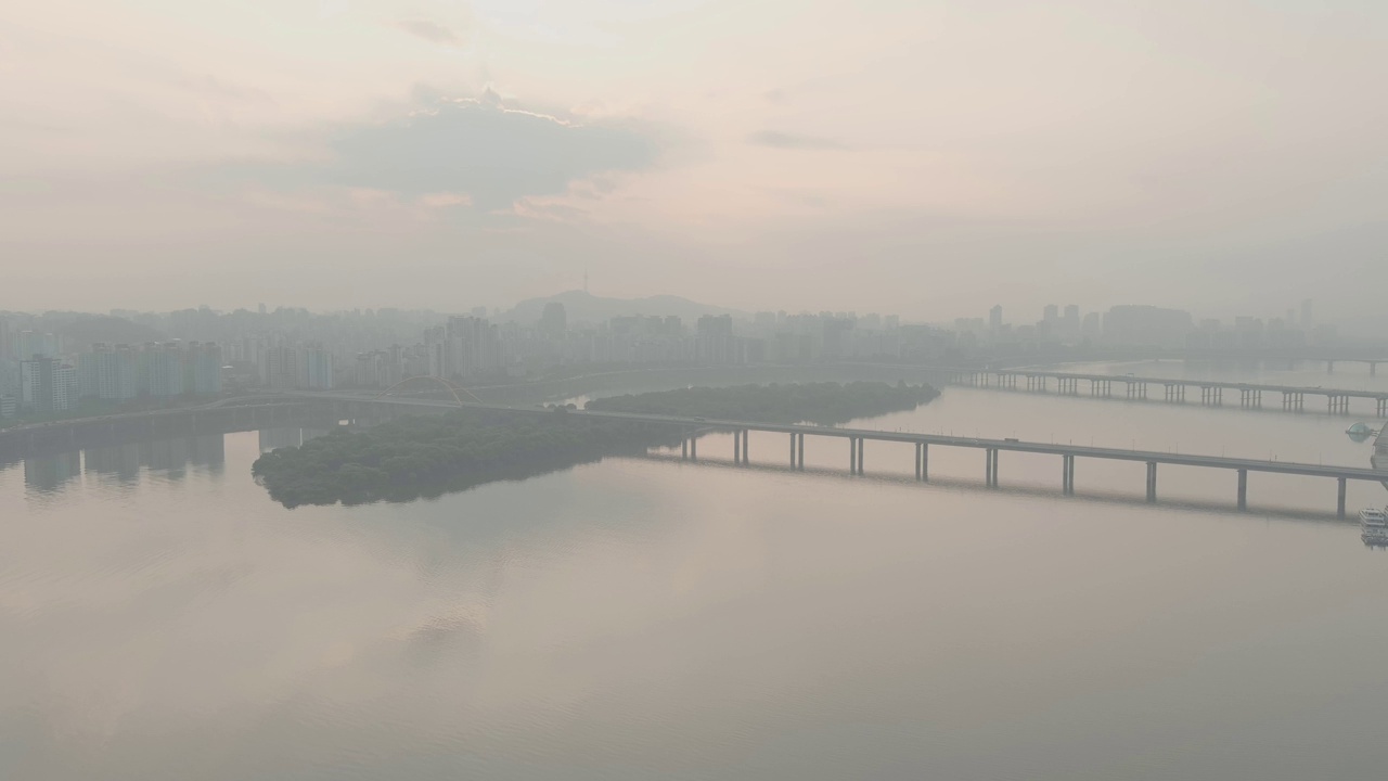 首尔麻浦区永登浦区永登浦区汉江、汝矣岛、麻浦大桥、西江大桥、岩心、汉江公园、江边高速公路、南山首尔塔等地的清晨、黎明、日出都充满了细尘视频素材