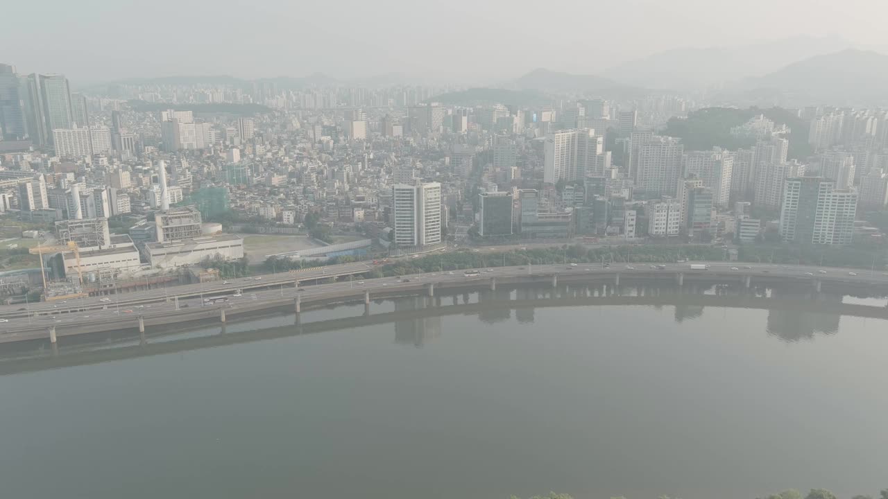 首尔麻浦区汉江、麻浦大桥、西江大桥、岩心、江边高速公路、首尔发电站、麻浦新世界文化森林等地的清晨和黎明，到处弥漫着细颗粒物视频素材