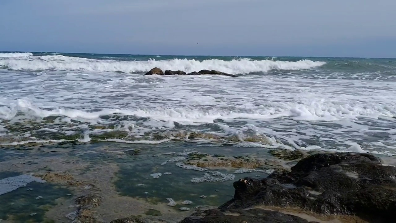 托雷维耶哈市美丽的海滨和石滩。美丽的波浪。美丽的海。安息在大海上。西班牙风暴。视频素材