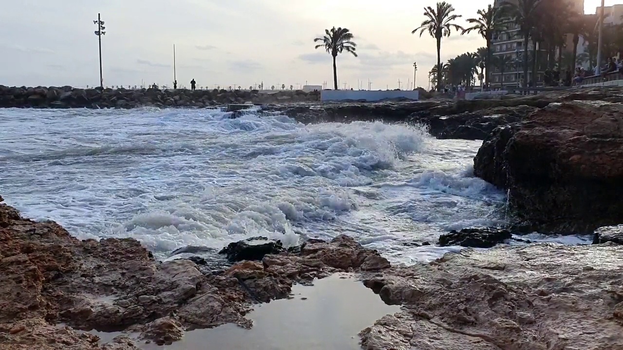 托雷维耶哈市美丽的海滨和石滩。美丽的波浪。美丽的海。安息在大海上。西班牙风暴。视频素材