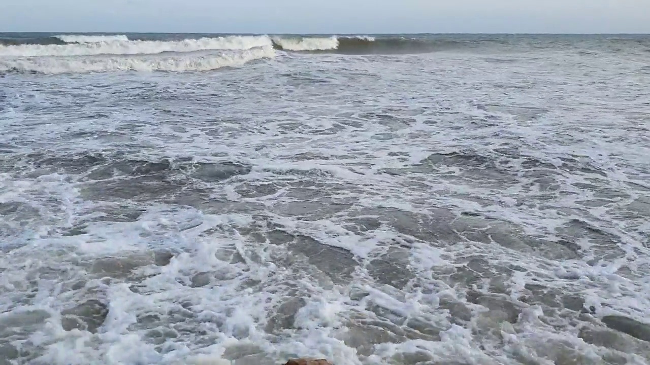 托雷维耶哈市美丽的海滨和石滩。美丽的波浪。美丽的海。安息在大海上。西班牙风暴。视频素材