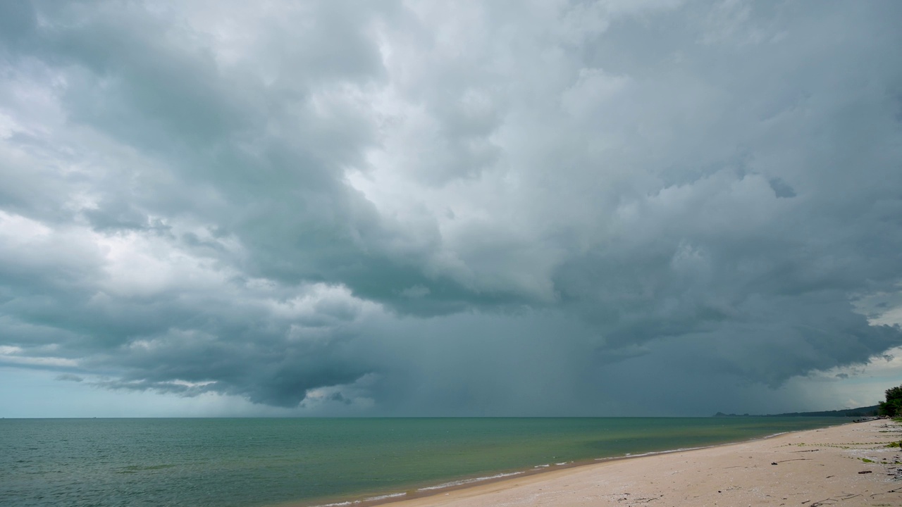 雨云重重地落在海面上。泰国那空西塔玛拉府视频素材