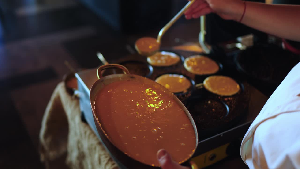 厨师烹饪煎饼——可丽锅，在厨房烹饪煎饼，煎饼专用煎锅，烹饪煎饼面团，女厨师准备煎饼视频素材