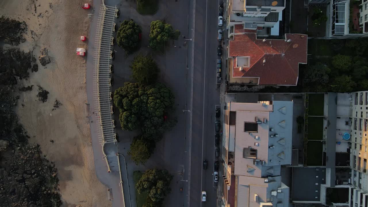 俯瞰街道与汽车驾驶，波尔图，海滩的看法，度假4k视频素材