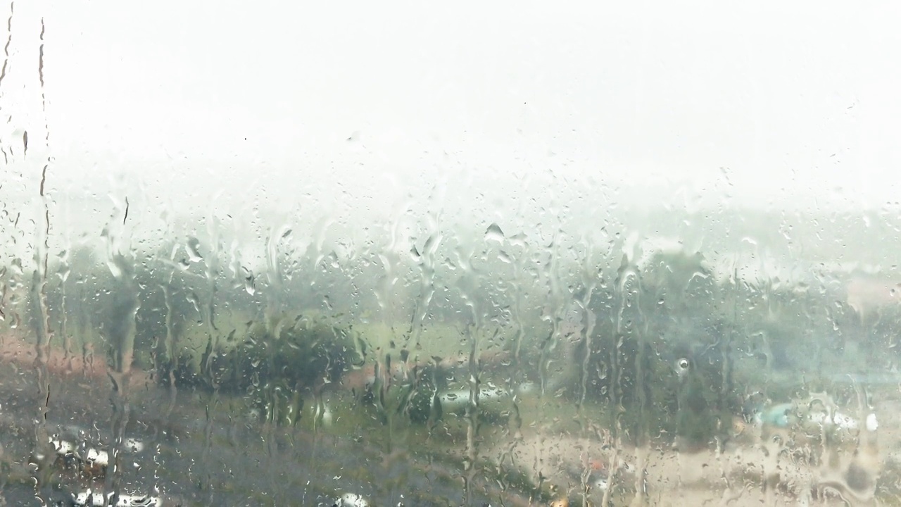 从摩天大楼的窗户透过雨水看到的景象视频素材