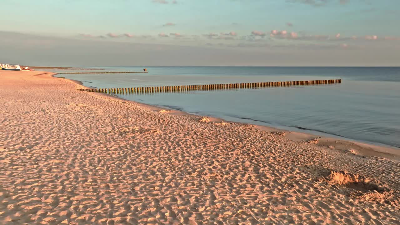 海边日出时有救生员小屋的海滩视频素材