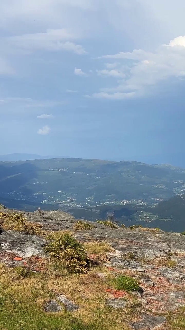 在葡萄牙最高的山峰维亚纳城堡上，你还可以看到巨大的白云，你可以在上面写文字和字幕，以及广告视频素材