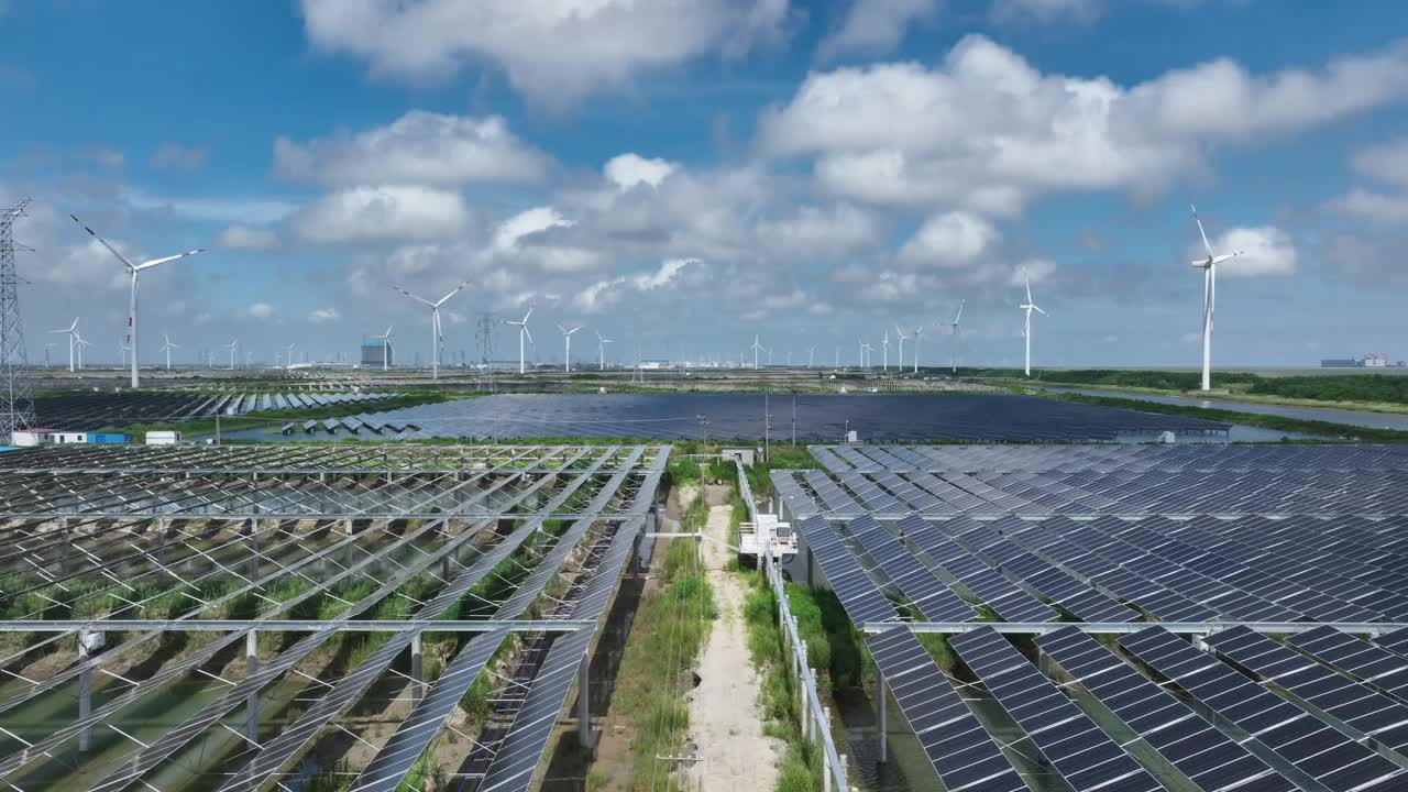 平原地区有太阳能发电站，远处有风力涡轮机视频素材