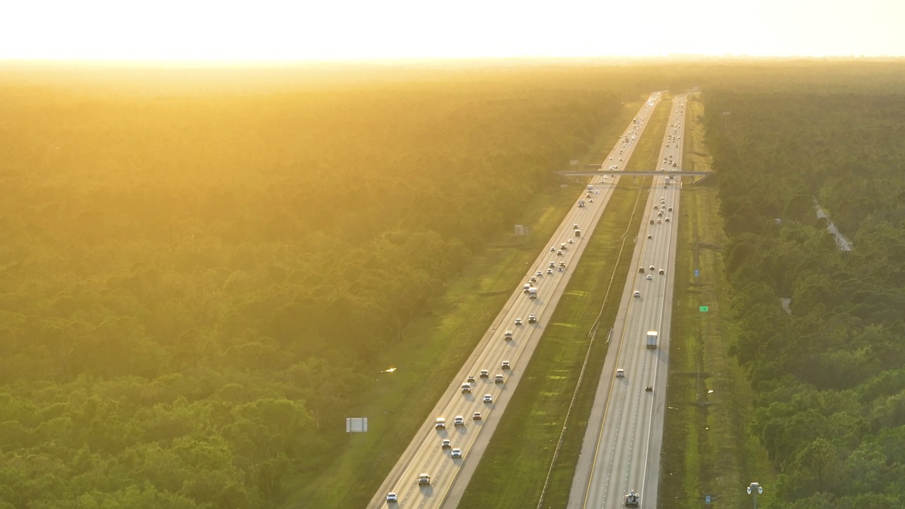 俯瞰繁忙的美国I-75高速公路在佛罗里达州与快速移动的交通在日落。州际运输概念视频素材