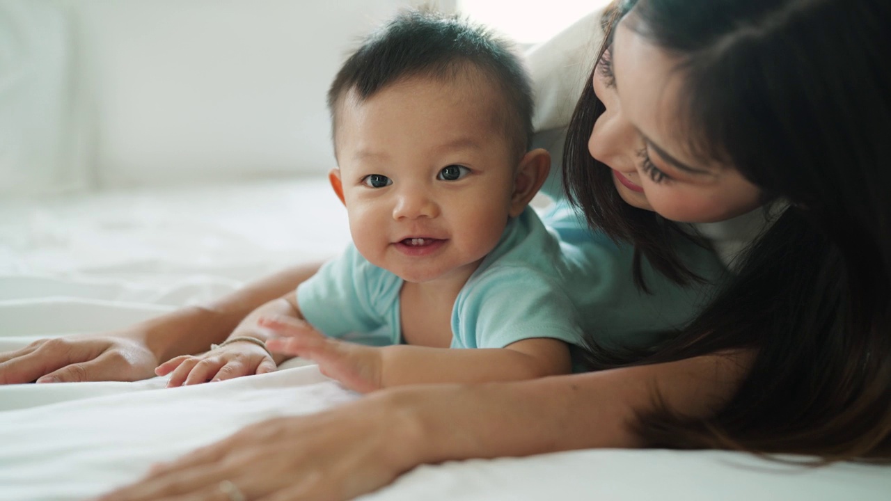 母亲和她的孩子视频素材