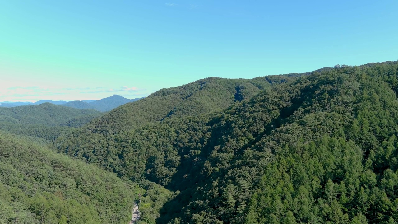 山、山脊、农田、道路、村庄、云的自然风光/韩国江原道洪川郡视频素材