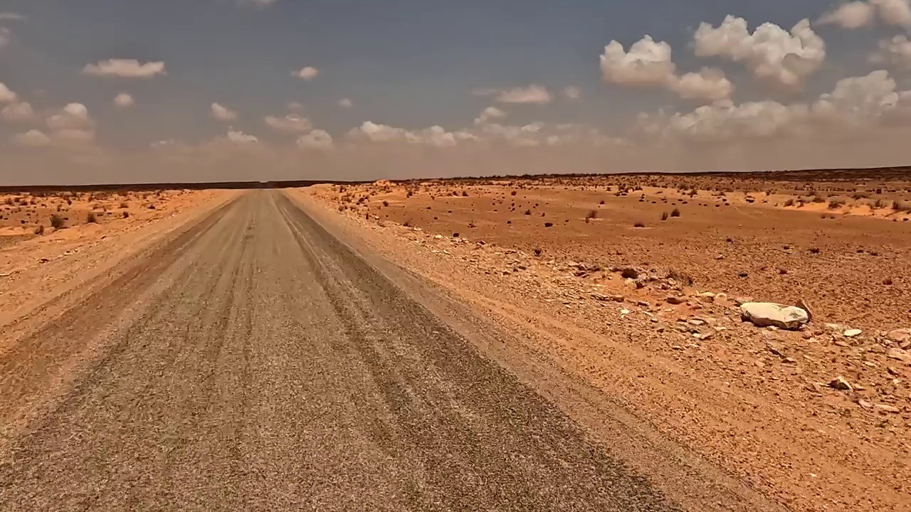 行驶在突尼斯沙漠公路上，司机的视角。慢动作视频素材