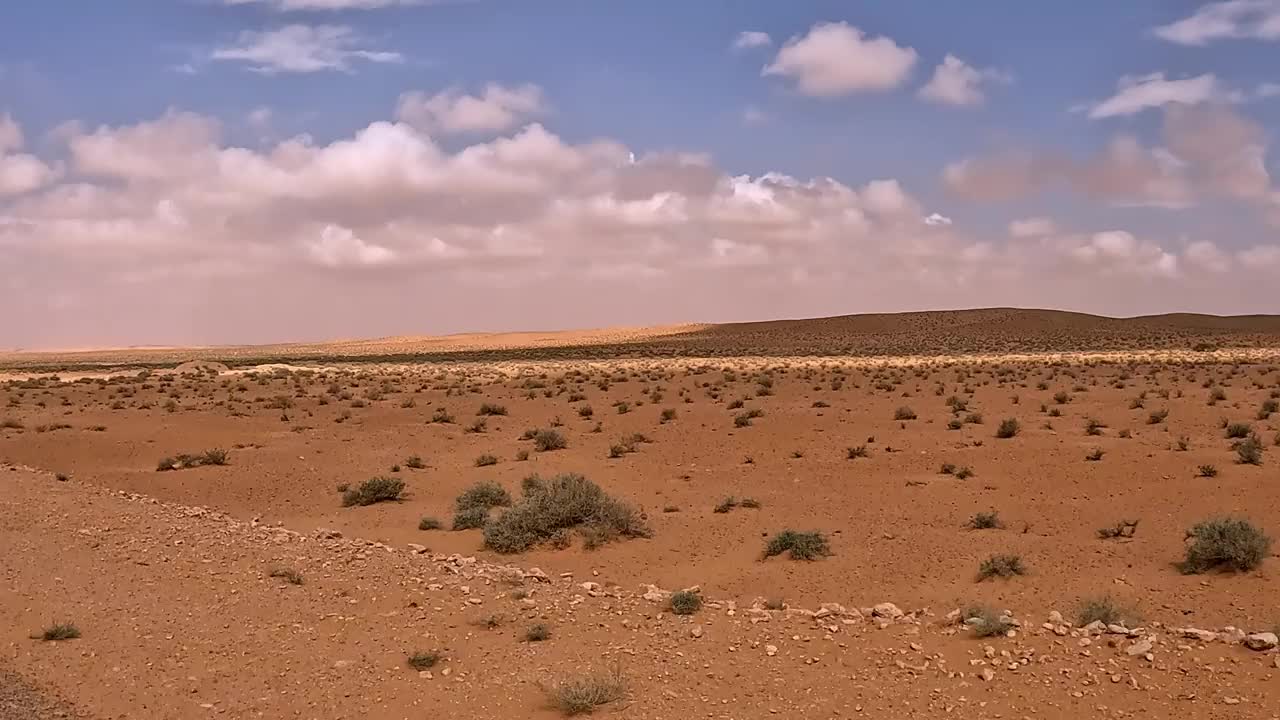 第一人称视角驾驶沿着孤独的突尼斯沙漠道路，汽车司机的观点视频素材