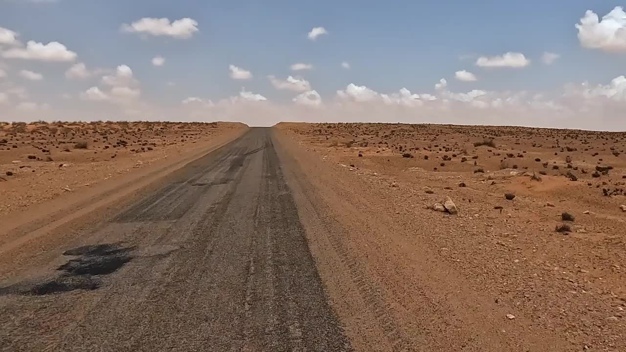 沿着沙漠公路行驶，汽车司机pov视频素材