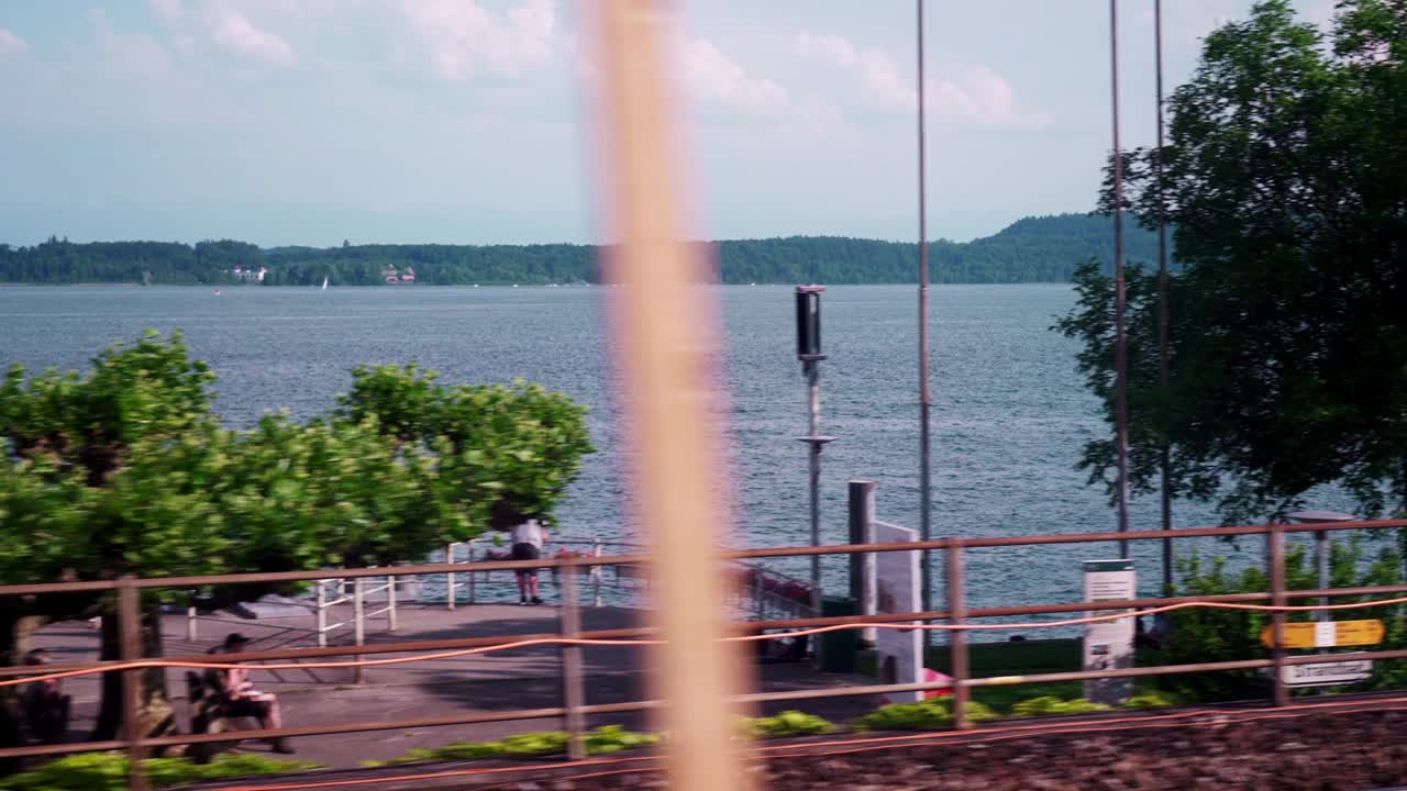 从火车乘客的角度看，《旅程》的宁静湖景视频素材