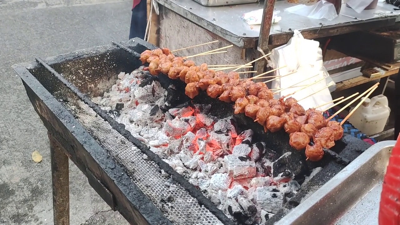 卖家在烹饪节上烤牛肉肉丸的视频视频素材