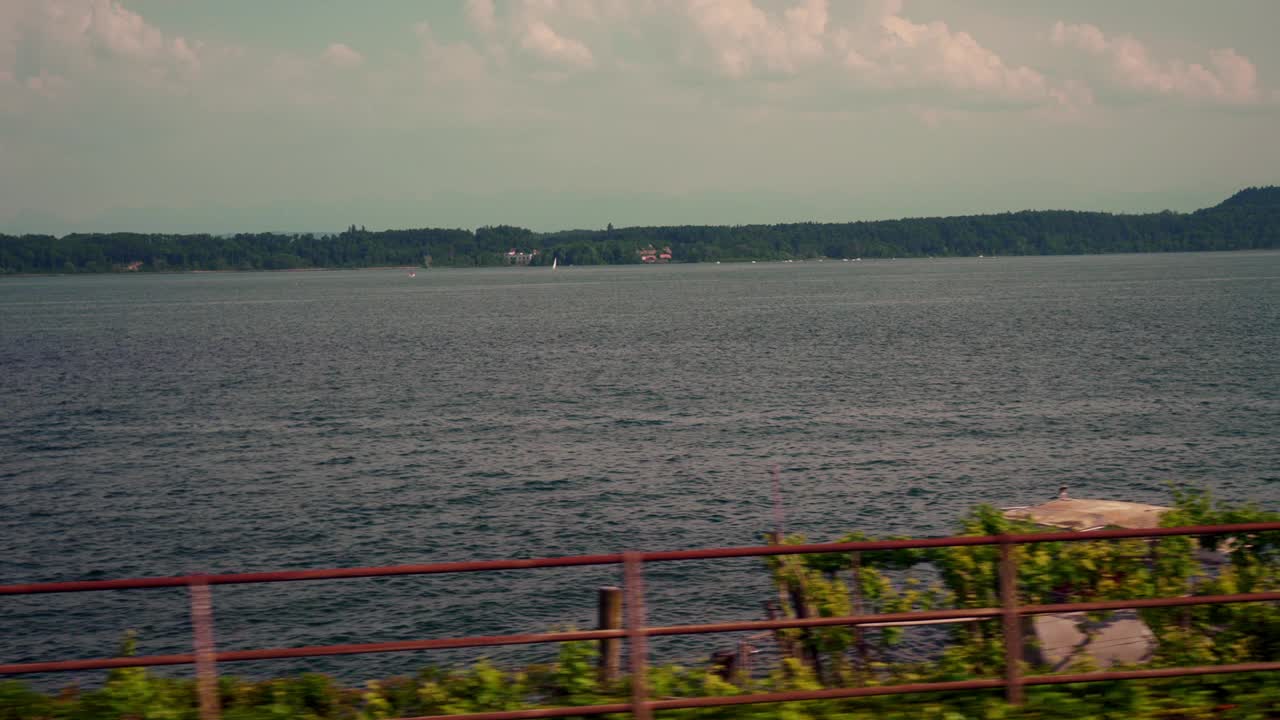 从火车窗口看到的湖景，乘火车旅行的乘客的视角视频素材