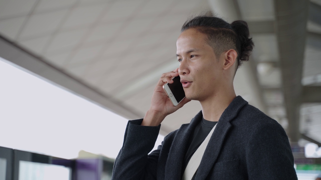 一名男子在等火车时使用智能手机视频素材