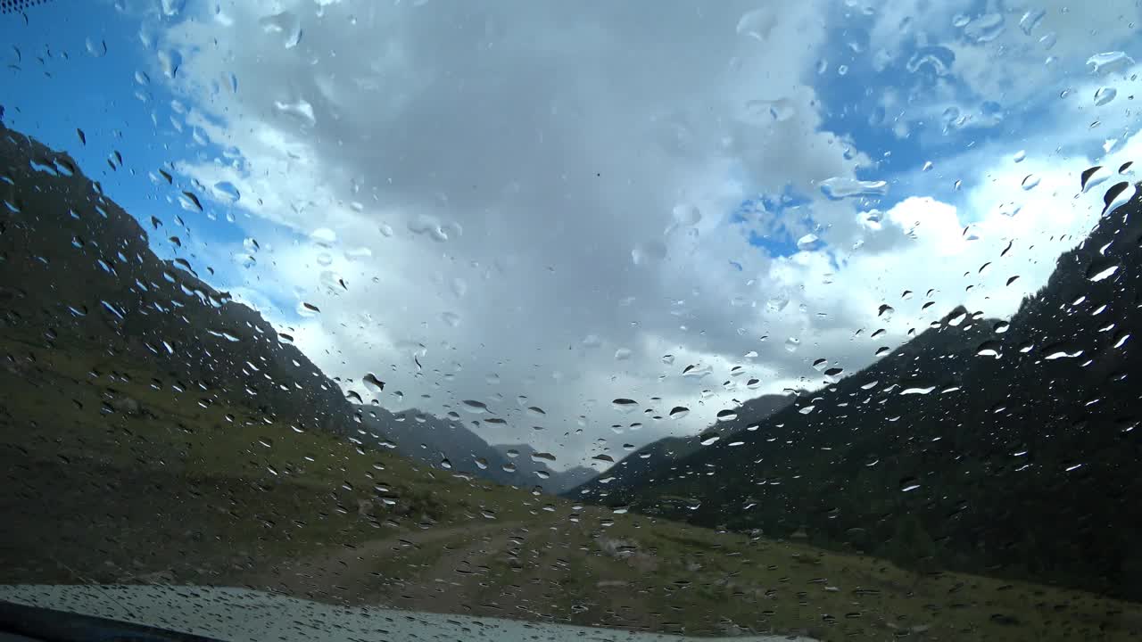 自然界中汽车挡风玻璃上的雨滴视频素材